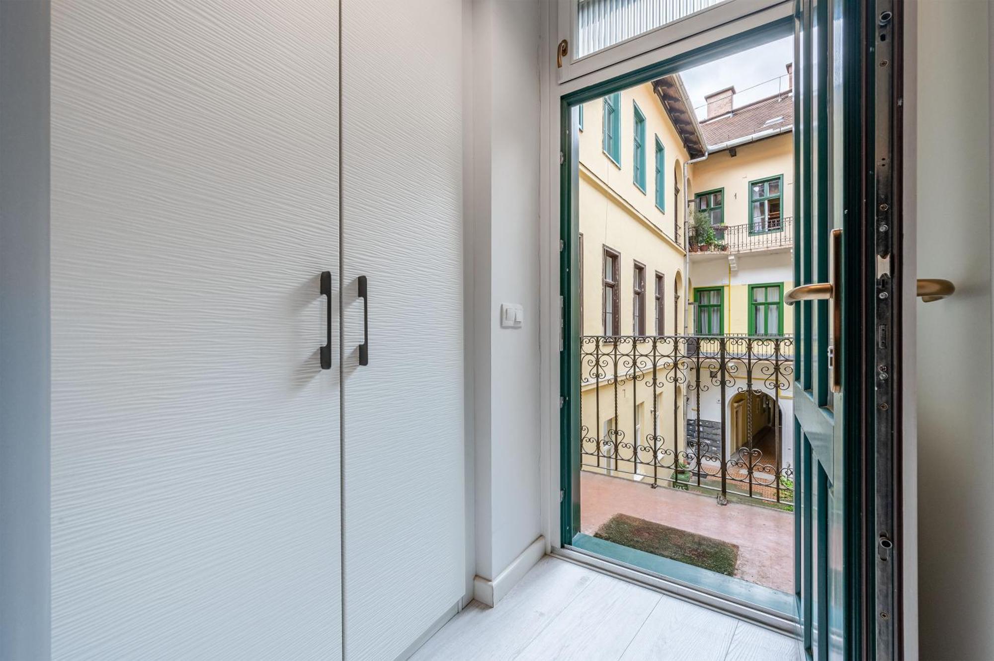 District 6Th Sense Apartment Budapest Bagian luar foto