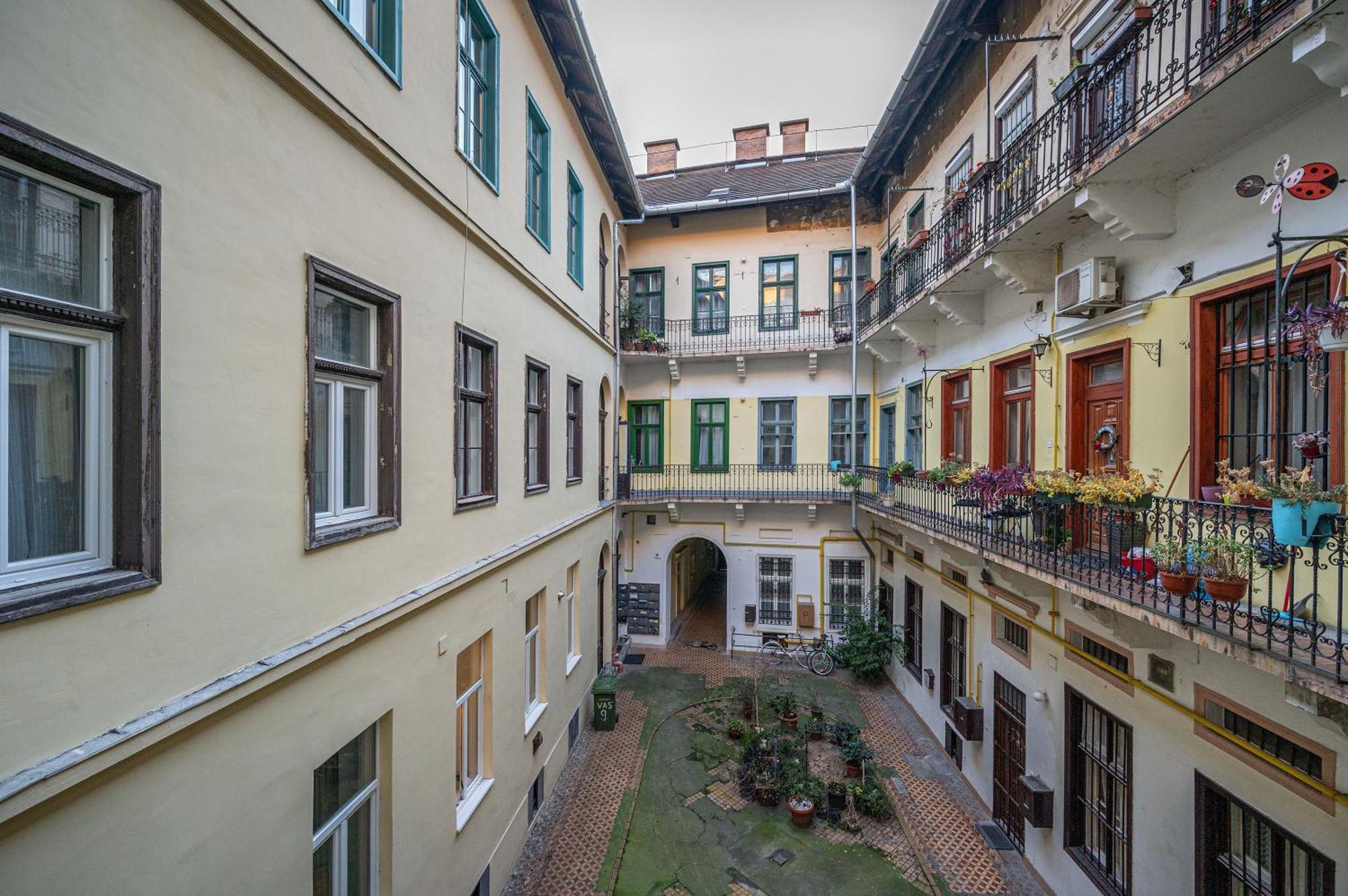 District 6Th Sense Apartment Budapest Bagian luar foto